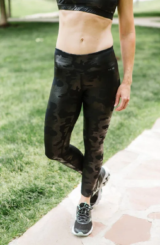 Mid Rise Legging In Black Camo